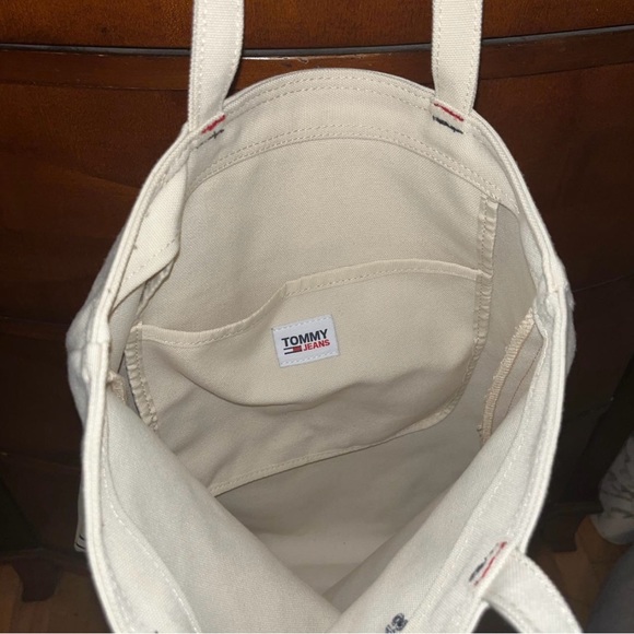 Tommy Jeans tote bag 
Used once 
Pouch pocket inside - Picture 6 of 7